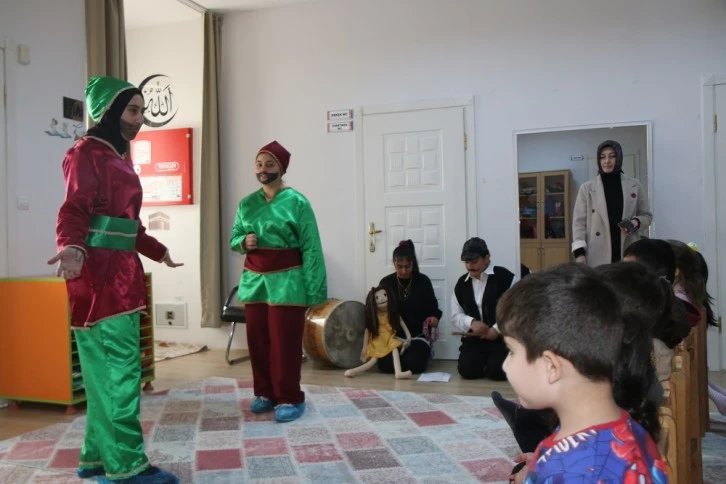 Şarkışla'da Öğrenciler Hacivat-Karagöz Oyununu İzledi 