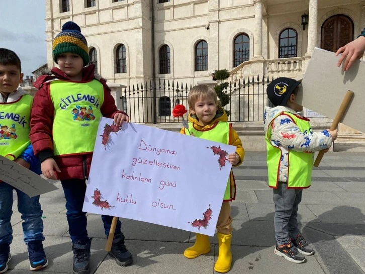 Sivas'ta Minik Öğrencilerden Kadınlara Sürpriz