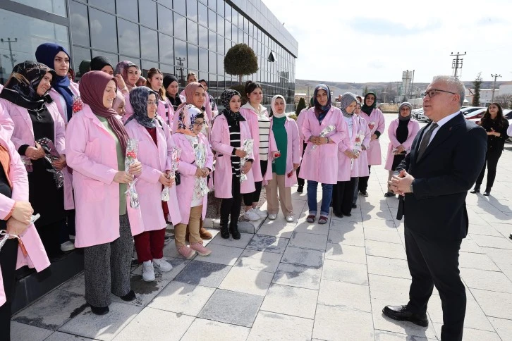 Sivas'ta Emekçi Kadınlara Çiçek