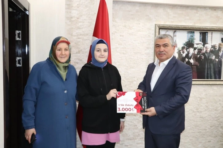 Sivaslı Feyzanur Ödülünü  Filistin’e Bağışladı