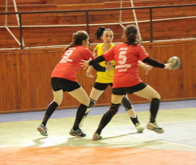 KADIN HENTBOLCULAR YİNE SİVAS´TA