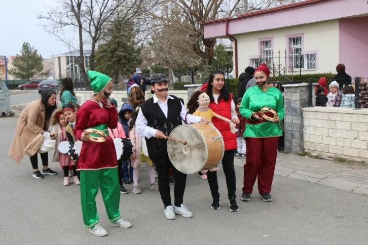 Minik Öğrenciler Ramazan Davulu Çalarak Mani Söyledi 