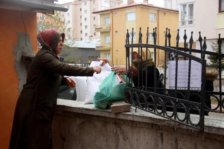 Sivas'ta Bu Bakkalda Para Geçmiyor   