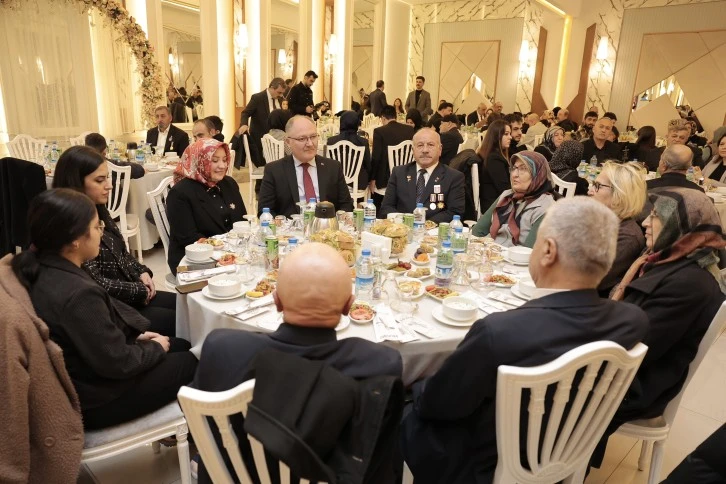 Bilgin, Kahramanlar ve Yakınları İle