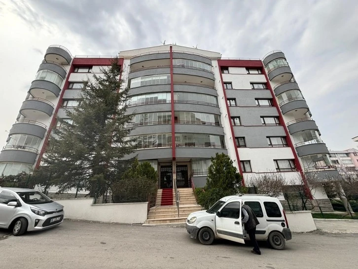  Karısını Öldürüp Çocuğunu Ağır Yaraladı   