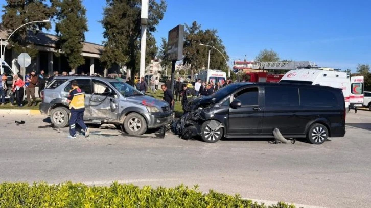 Minibüsle Cip Çarpıştı: 12 Yaralı