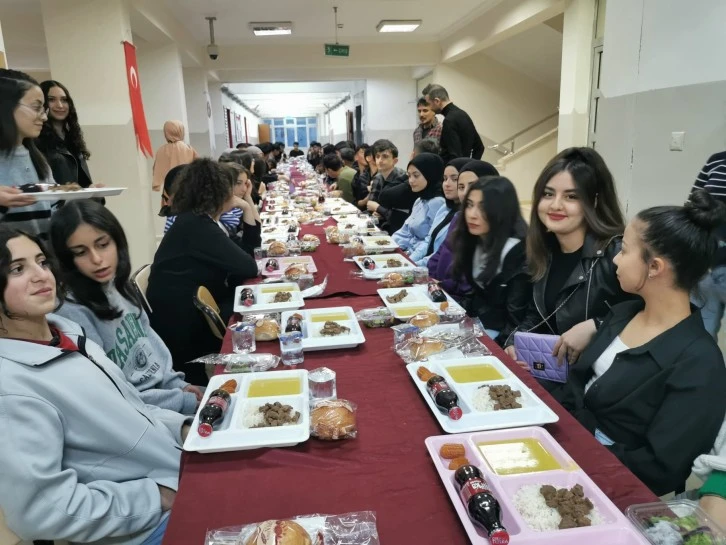 Ulaş'ta Liseliler İftarda Buluştu 