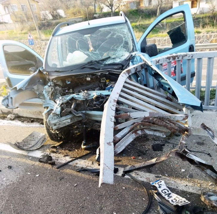Sivas'ta Araç Demir Korkuluklara Çarptı