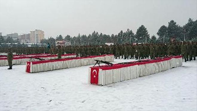ACEMİ ASKERLER KAR YAĞIŞI ALTINDA YEMİN ETTİ