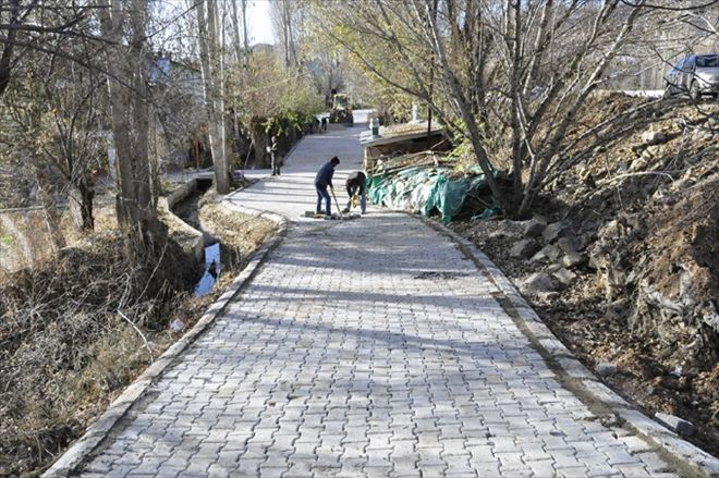 GÜRÜN´DE YOL ÇALIŞMASI