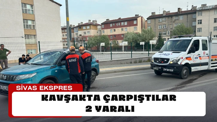 Sivas'ta Kavşakta Çarpıştılar: 2 Yaralı