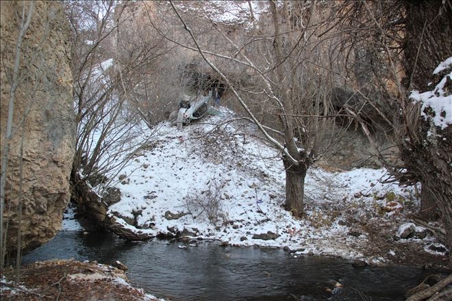 OTOMOBİL UÇURUMA YUVARLANDI: 1 ÖLÜ