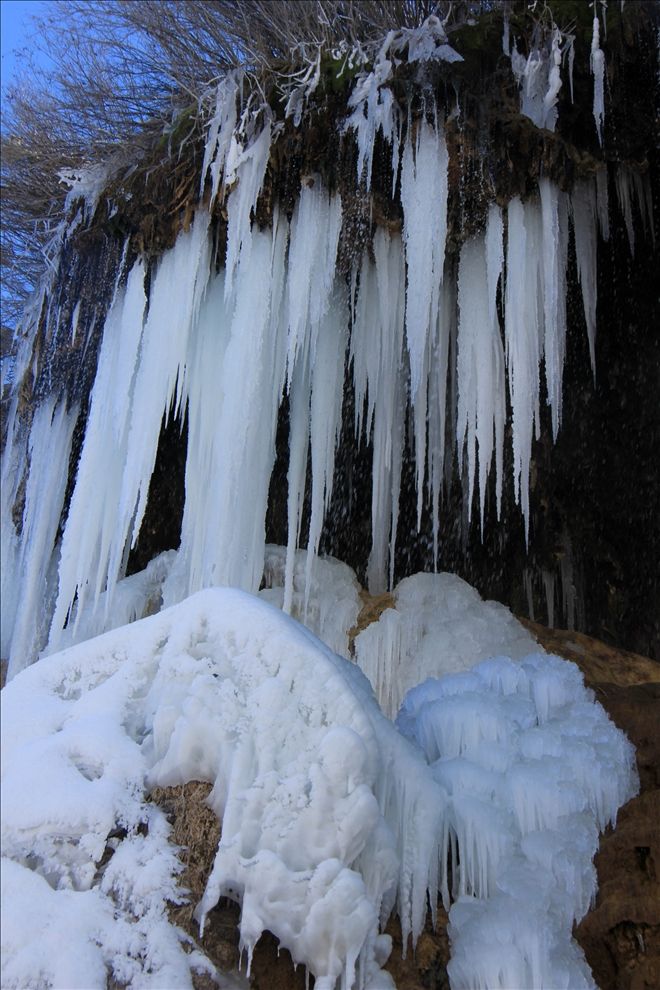 DİPSİZ GÖL ŞELALESİ BUZ TUTTU