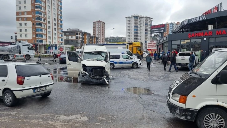 Duramayan Tır, 5 Aracı Biçti: 9 Yaralı   