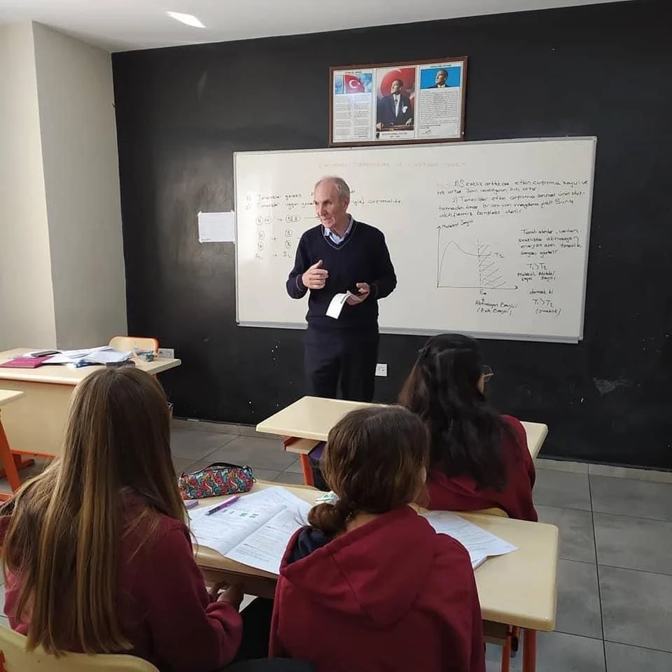 Okuldan Atılan Öğrenci Okul Müdürünü Vurdu