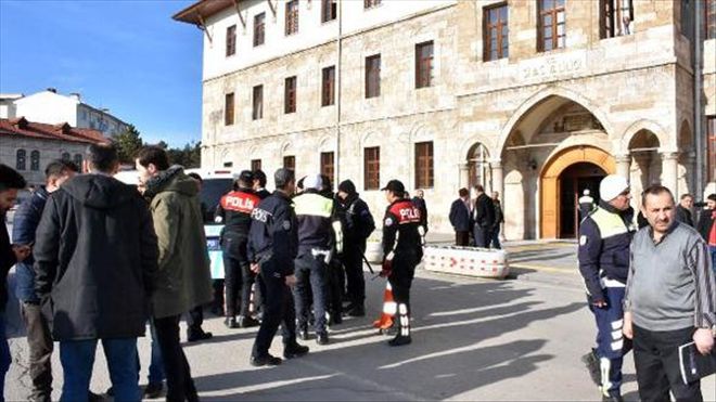 VALİLİK ÇALIŞANLARI POLİSLERE HAKARET EDEN ŞÜPHELİ GÖZALTINDA