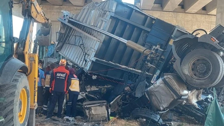 Viyadükten Düşen TIR'da 2 Ölü