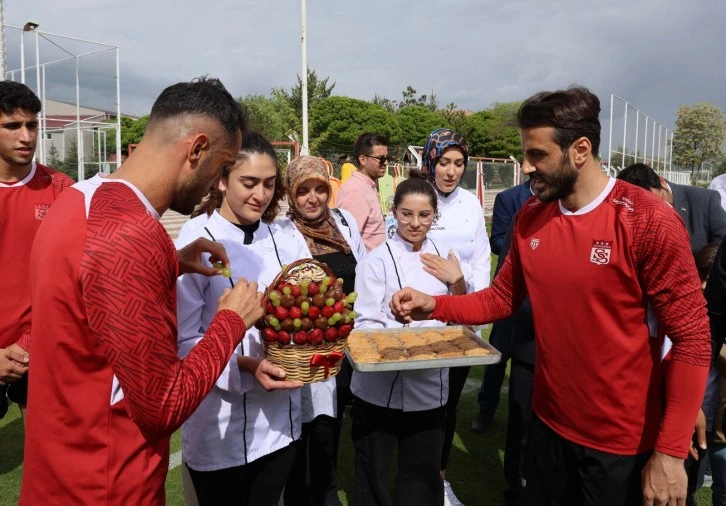Aşçılardan Sivasspor’a Kalburabastı Tatlısı