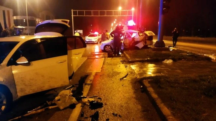 Otomobiller Çarpıştı: 3 Ölü, 5 Yaralı