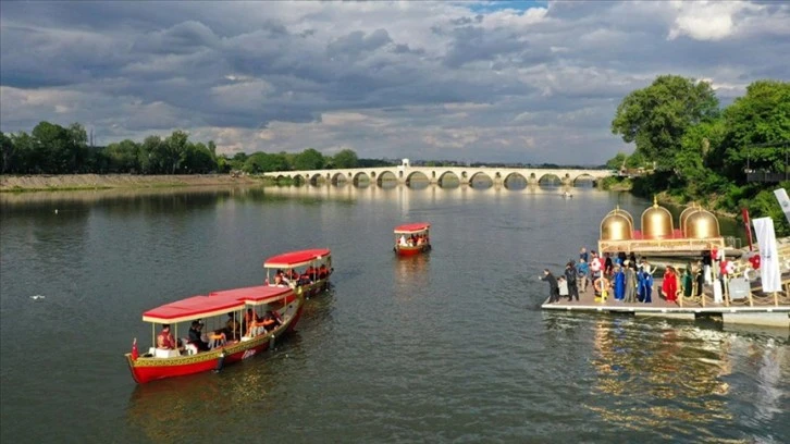 Meriç Nehri'nde Kayıklarla Gezinti