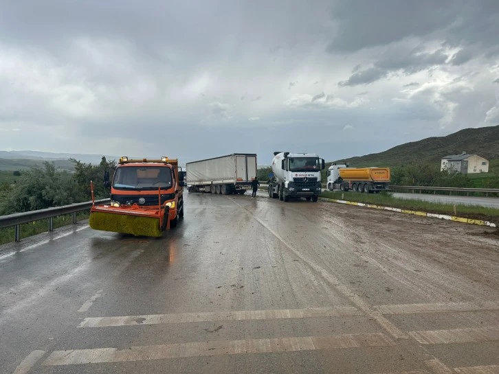 Kontrolden Çıkan TIR Karşı Şeride Geçip Durdu