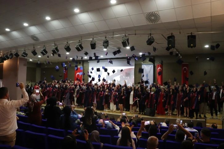 Şarkışla  Yüksekokul öğrencileri mezun oldu 