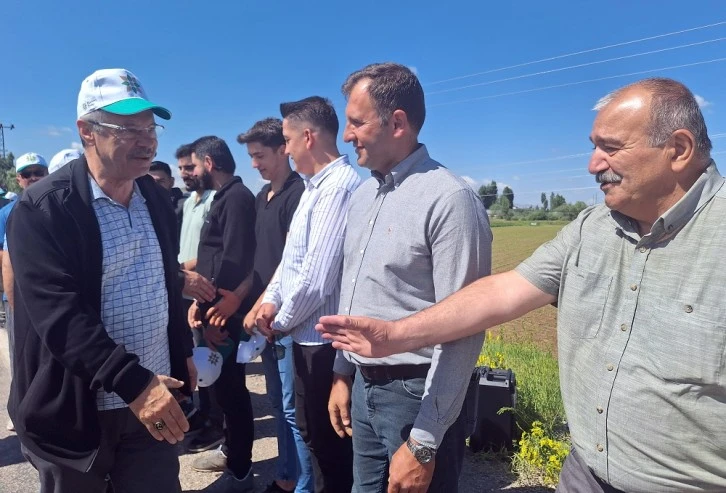 Akay, Hafik'te çiftçilerle buluştu
