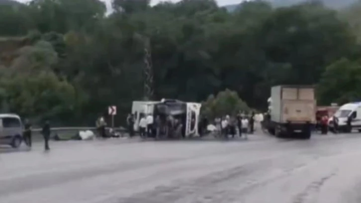Yolcu Otobüsü ile TIR Çarpıştı: 2 Ölü, 30 Yaralı