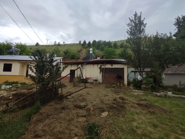 Sivas’ta Köyde Heyelan 5 Ev Tahliye Edildi