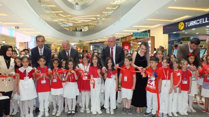 Sivas'ta İlkokul Öğrencileri Resim Sergisi Açtı 