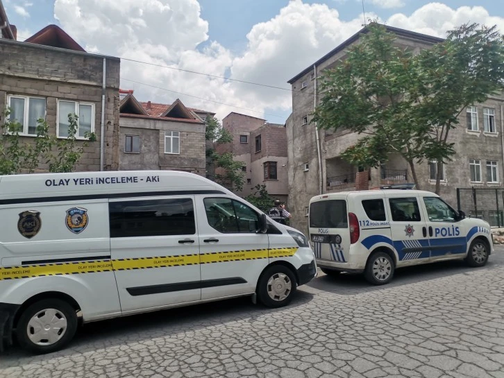 Süt Dolu Kovaya Düşen Bebek Yaşam Mücadelesini Kaybetti   