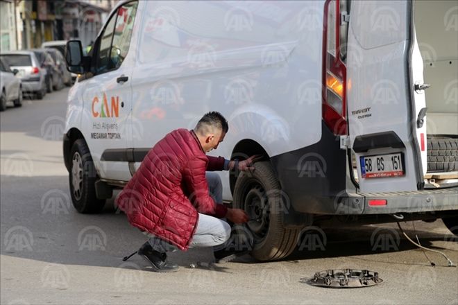 KAMYONETİN LASTİĞİNİ PATLATARAK ARAÇTAKİ 100 BİN LİRAYI ÇALDILAR