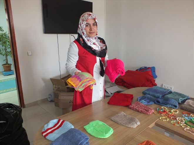 Emekli öğretmenlerden öğrencilere kışlık kıyafet