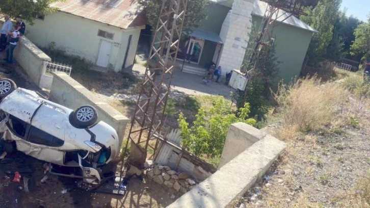 Otomobil Yüksekten Düştü: 3 Ölü