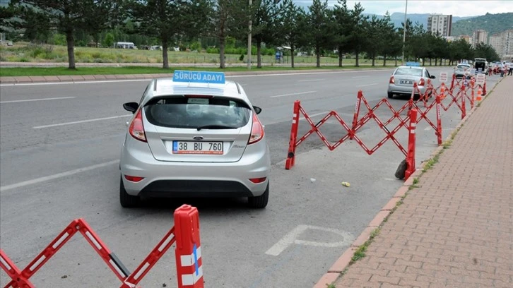 Sürücü Adaylarına Parkta İki Deneme Hakkı