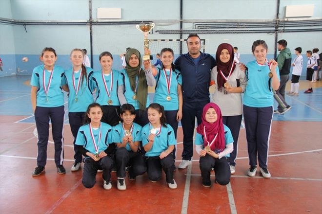 180 KİLOMETRELİK YOLDAN GELDİLER  FUTSALDA İL ŞAMPİYONU OLDULAR
