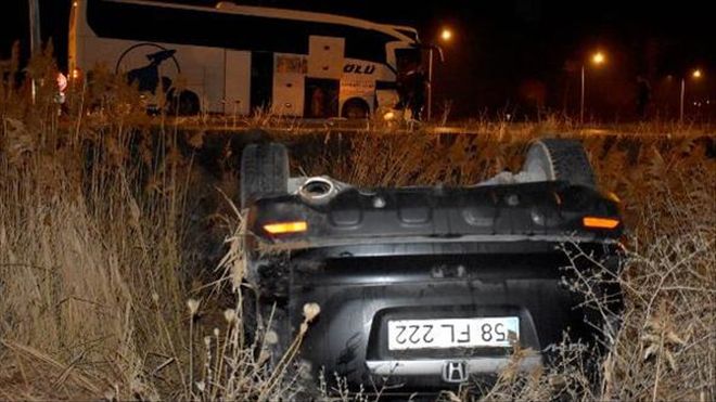 YOLCU OTOBÜSÜ OTOMOBİLLE ÇARPIŞTI: 3 YARALI