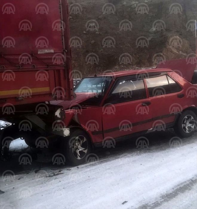 SUŞEHRİ´NDE TRAFİK KAZASI : 2 YARALI