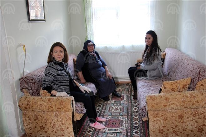 KIZ ÖĞRENCİLER YAŞLI KADININ EVİNİ TEMİZLEDİ