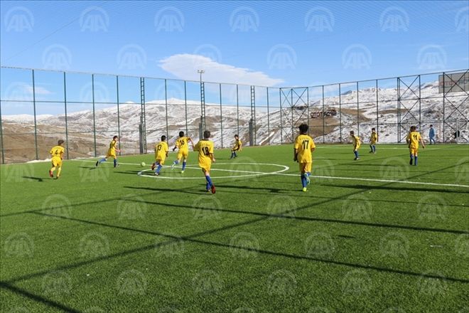 KÖYLERDE YAŞAYAN ÇOCUKLAR HALI SAHAYLA BULUŞTU