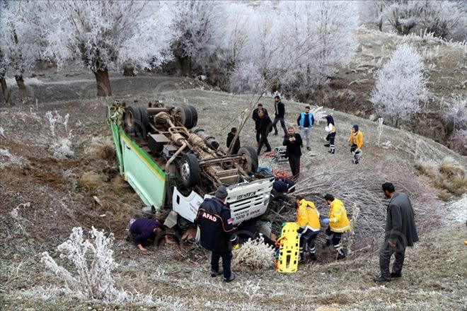 DEVRİLEN ÇÖP KAMYONUNDA SIKIŞTI
