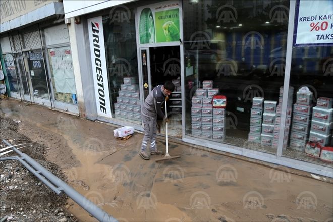 ŞEBEKE SUYU PATLADI, İŞ YERLERİNİ SU BASTI