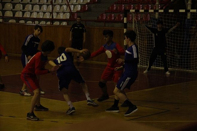 YILDIZ ERKEKLER HENTBOLDA YA DEMİR YA ÖNDER