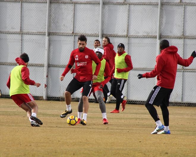 AKHİSAR MAÇINA İYİ KONSANTRE OLMAMIZ GEREK