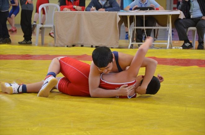 GÜREŞTE HEYECAN DORUKTA