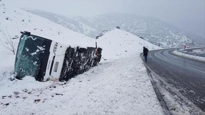 KOYULHİSAR´da OTOBÜS DEVRİLDİ: 16 YARALI