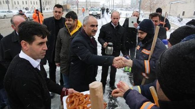 BAŞKAN AYDIN´dan İŞÇİLERE ÇAY VE TATLI İKRAMI