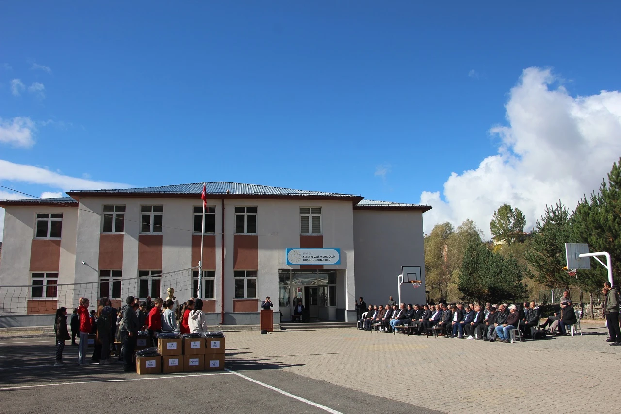 Sivas'ta Öğrencilere Kıyafet ve Kırtasiye Yardımı
