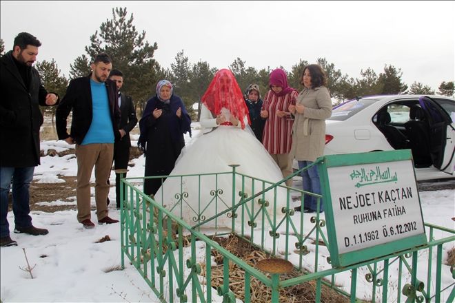 GELİNLİĞİYLE BABASININ MEZARINA GİTTİ