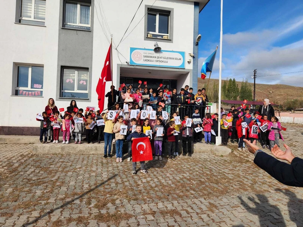 Sivas'ta Minik Öğrenciler TUSAŞ Şehitleri Andı